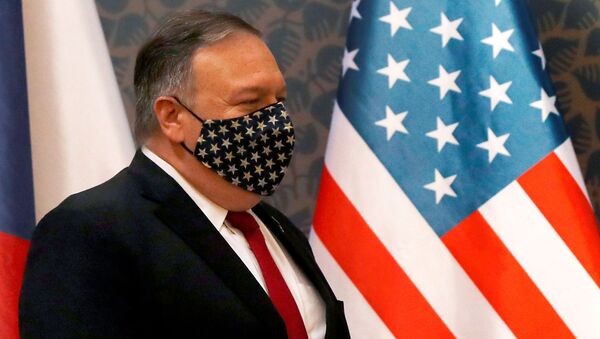 U.S. Secretary of State Mike Pompeo wears a star-spangled mask as he arrives for a joint news conference with the Czech prime minister, at the start of a four-nation tour of Europe, in Prague, Czech Republic August 12, 2020. - Sputnik International