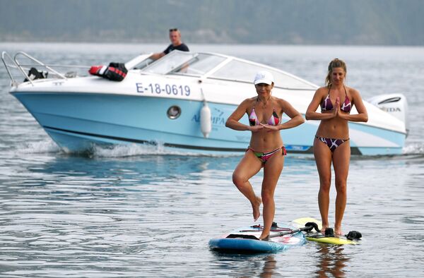 Summer in Siberia? Yoga in Bikini on Sup-Boards! - Sputnik International