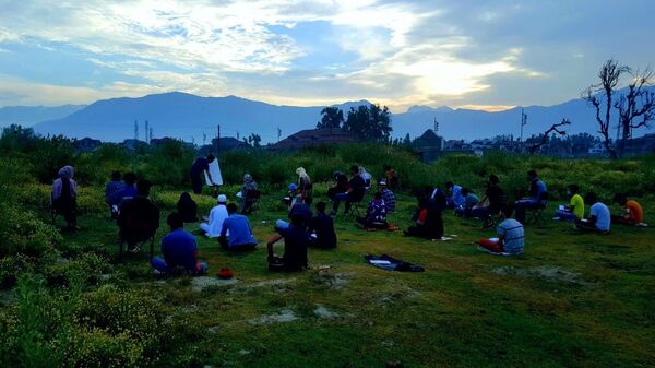 Brave Teacher 'Dodges Danger Every Day' to Educate Kashmiri Youth Amid Yearlong Shutdown - Photos - Sputnik International