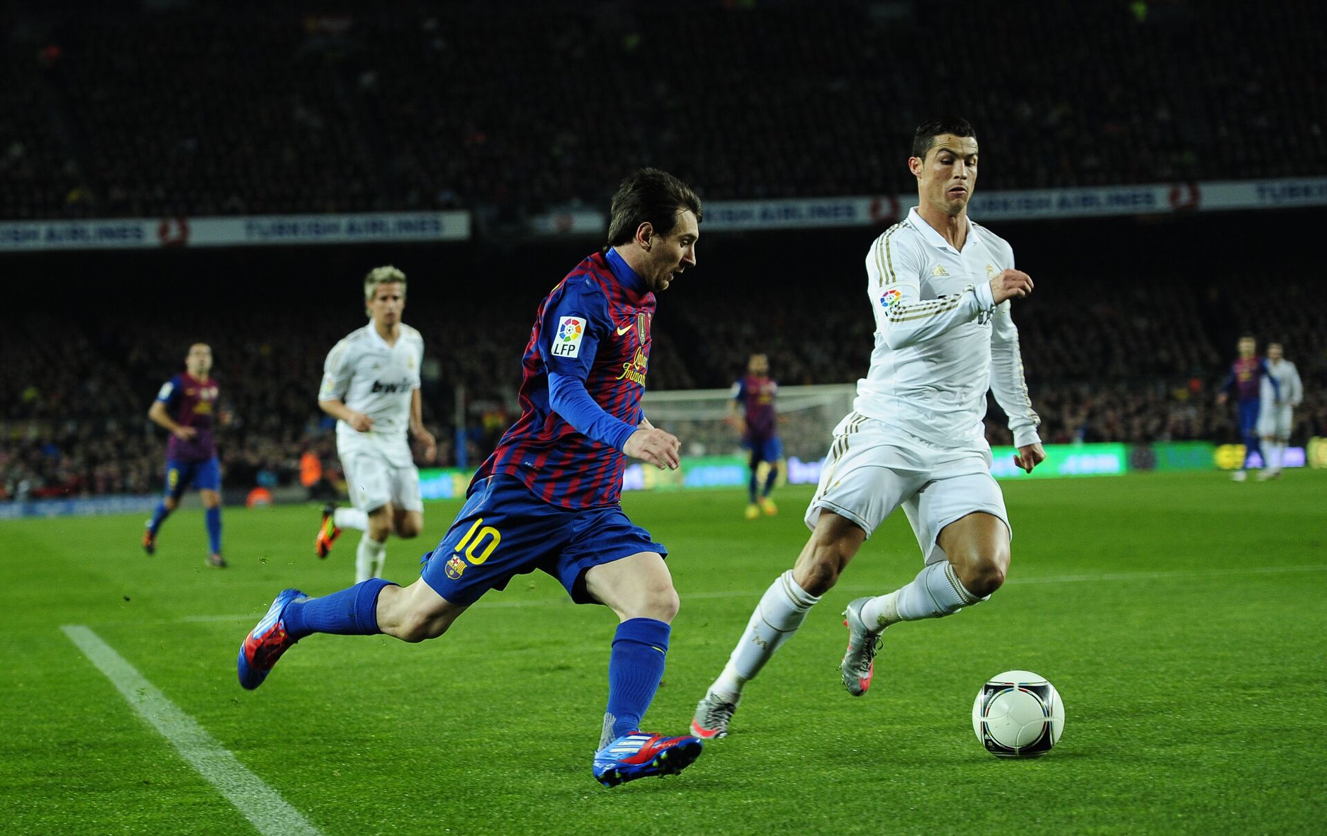 FC Barcelona's Lionel Messi, from Argentina, left, duels for the ball against Real Madrid's Cristiano Ronaldo, from Portugal, during their quarterfinal, second leg, Copa del Rey soccer match at the Camp Nou stadium, in Barcelona, Spain, Wednesday, Jan. 25, 2012 - Sputnik International, 1920, 07.09.2021