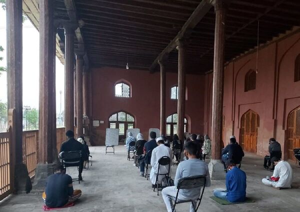 Brave Teacher 'Dodges Danger Every Day' to Educate Kashmiri Youth Amid Yearlong Shutdown - Photos - Sputnik International