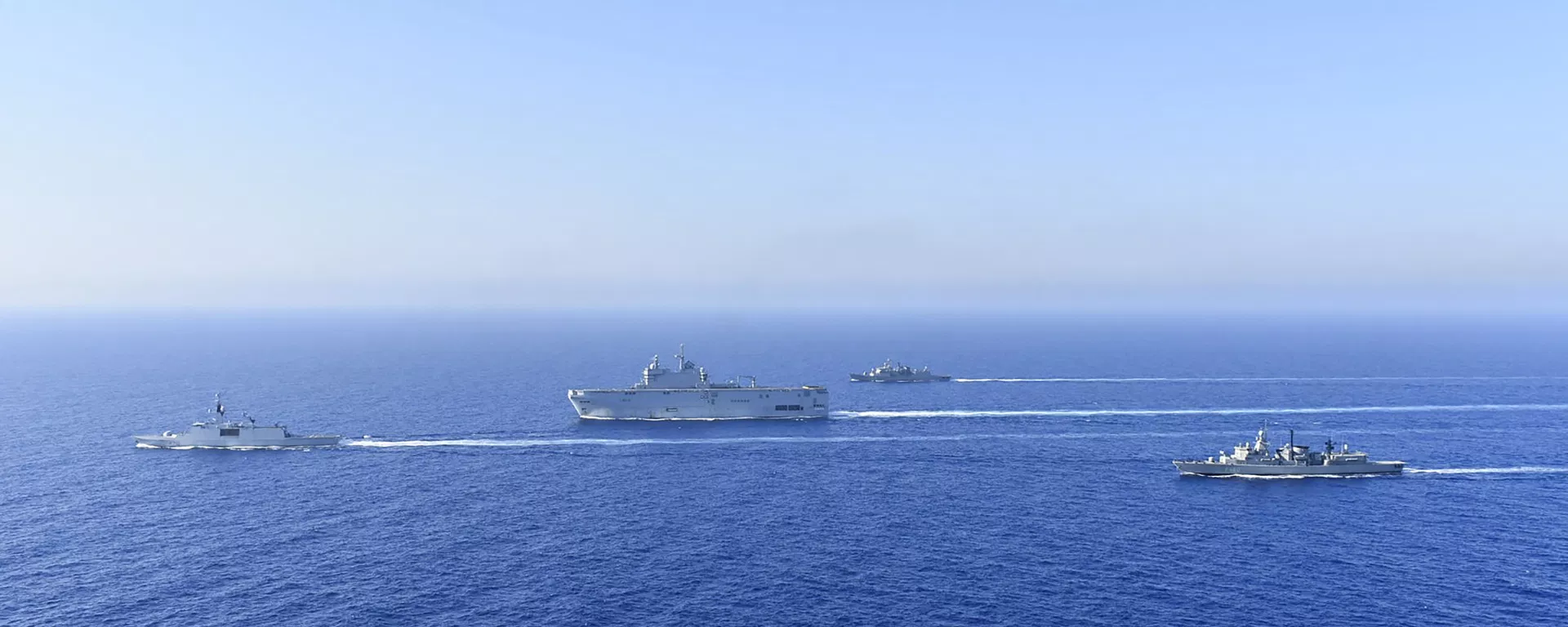 In this photo provided by the Greek National Defence, a French Tonnerre helicopter carrier, center, and French Lafayette frigate, left, are escorted by Greek and French military vessels during a maritime exercise in the Eastern Mediterranean, Thursday, Aug. 13, 2020 - Sputnik International, 1920, 11.09.2020