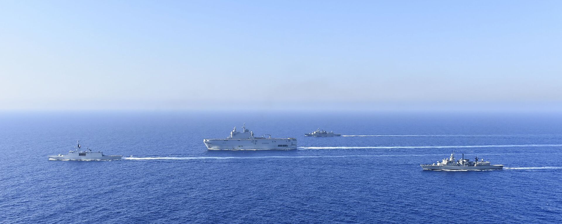 In this photo provided by the Greek National Defence, a French Tonnerre helicopter carrier, center, and French Lafayette frigate, left, are escorted by Greek and French military vessels during a maritime exercise in the Eastern Mediterranean, Thursday, Aug. 13, 2020 - Sputnik International, 1920, 11.09.2020