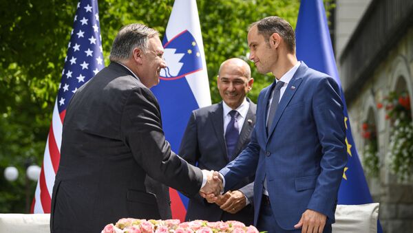 US Secretary of State Mike Pompeo (L) and Slovenian Foreign Minister Anze Logar (R), shake hands as Slovenian Prime Minister Janez Jansa looks on, after signing an agreement on fifth-generation internet technology in Bled, in the foothills of the Julian Alps on August 13, 2020. - Pompeo is on a five-day visit to central Europe with a hefty agenda including China's role in 5G network construction. Pompeo will spend two days in the Czech Republic before moving on to Slovenia, Austria and close ally Poland, which is eager to welcome some of the US troops leaving Germany to guard against historic adversary Russia. - Sputnik International