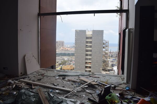 Beirut Resident: It's Painful to Look at What is Left of My House After Explosion - Sputnik International