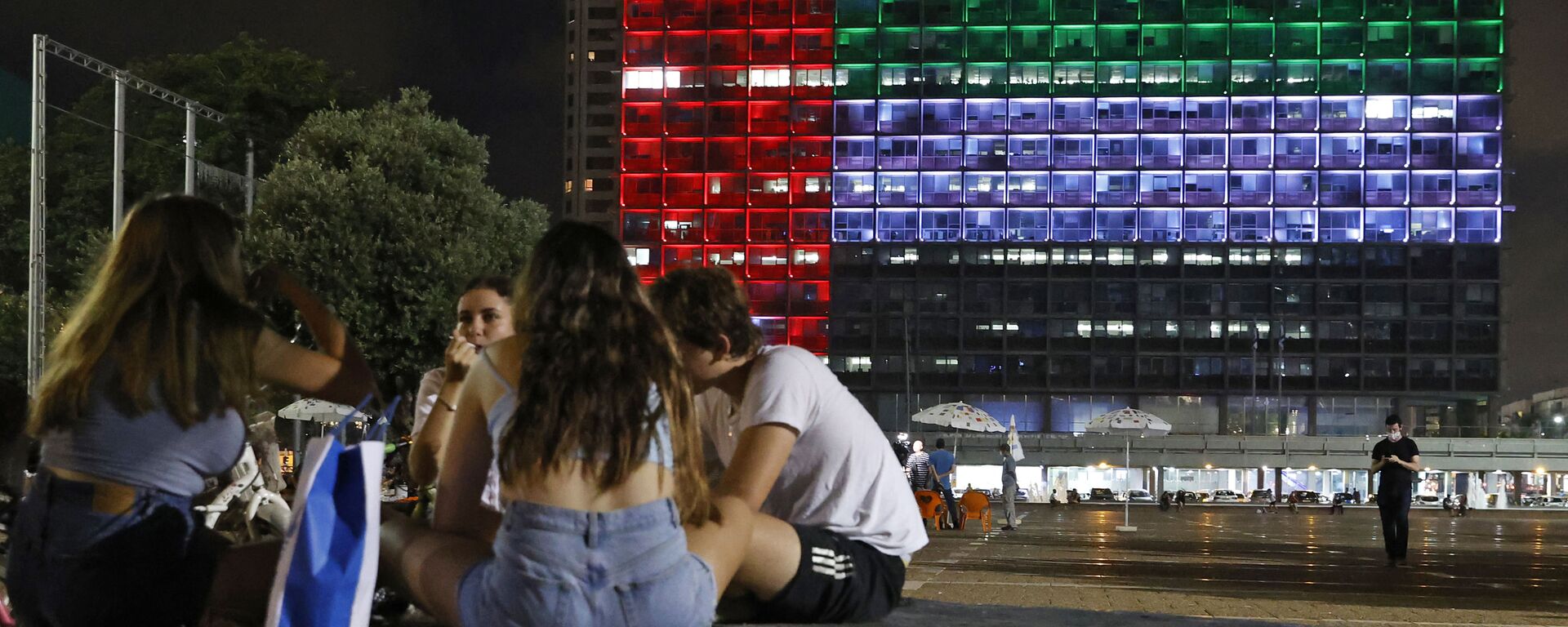 City hall in the Israeli coastal city of Tel Aviv is lit up in the colours of the United Arab Emirates' national flag on 13 August 2020. Israel and the UAE agreed to normalise relations in a landmark US-brokered deal, only the third such accord the Jewish state has struck with an Arab nation. The agreement, first announced by US President Donald Trump on Twitter, will see Israel halt its plan to annex large parts of the occupied West Bank, according to the UAE. - Sputnik International, 1920, 03.09.2020