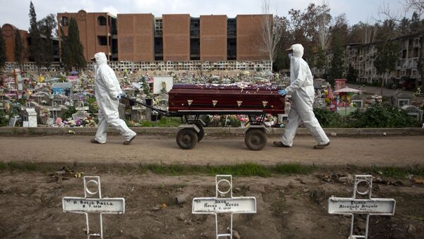 Могильщики несут гроб на кладбище в Сантьяго, Чили - Sputnik International