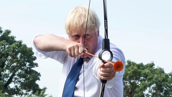 Премьер-министр Великобритании Борис Джонсон во время стрельбы из лука в летнем лагере Premier Education в Sacred Heart of Mary Girls, Лондон - Sputnik International