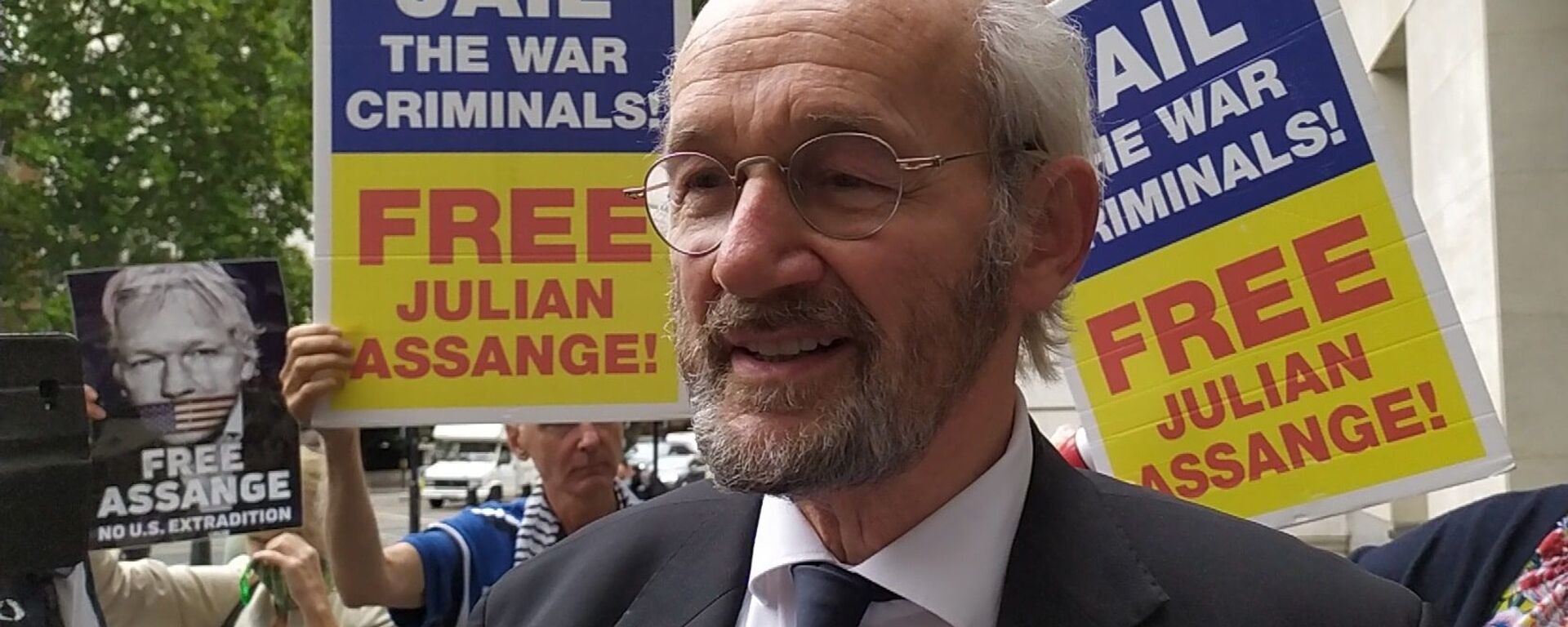 John Shipton outside Westminster Mags on 14 August 2020 with supporters - Sputnik International, 1920, 02.01.2021