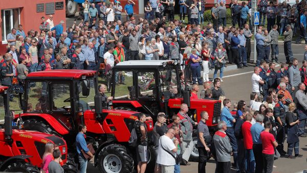 Employees of Minsk Tractor Works gather outside a plant during a meeting to protest against presidential election results and to demand re-election in Minsk, Belarus August 14, 2020 - Sputnik International