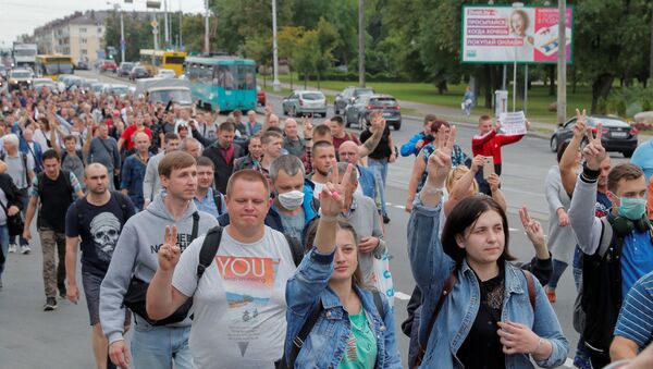 People, including employees of Minsk Tractor Works, take part in a procession to protest against presidential election results and to demand re-election in Minsk, Belarus August 14, 2020 - Sputnik International