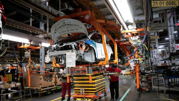 General Motors assembly workers connect a battery pack underneath a partially assembled 2018 Chevrolet Bolt EV vehicle on the assembly line at  Orion Assembly in Lake Orion, Michigan, U.S., March 19, 2018. - Sputnik International