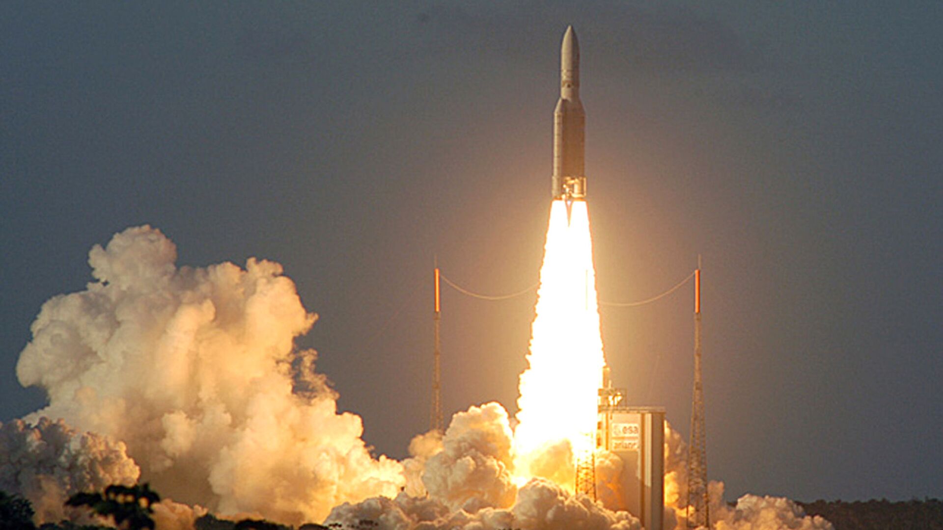 This image provided by the European Space Agency (ESA) shows the European rocket Ariane 5 ECA lifting off in Kourou, French Guiana, carrying a payload of precious satellites, Saturday Feb.12, 2005. The launch of europe's most powerful rocket was successful, more than two years after its inaugural flight in disaster - Sputnik International, 1920, 30.08.2021