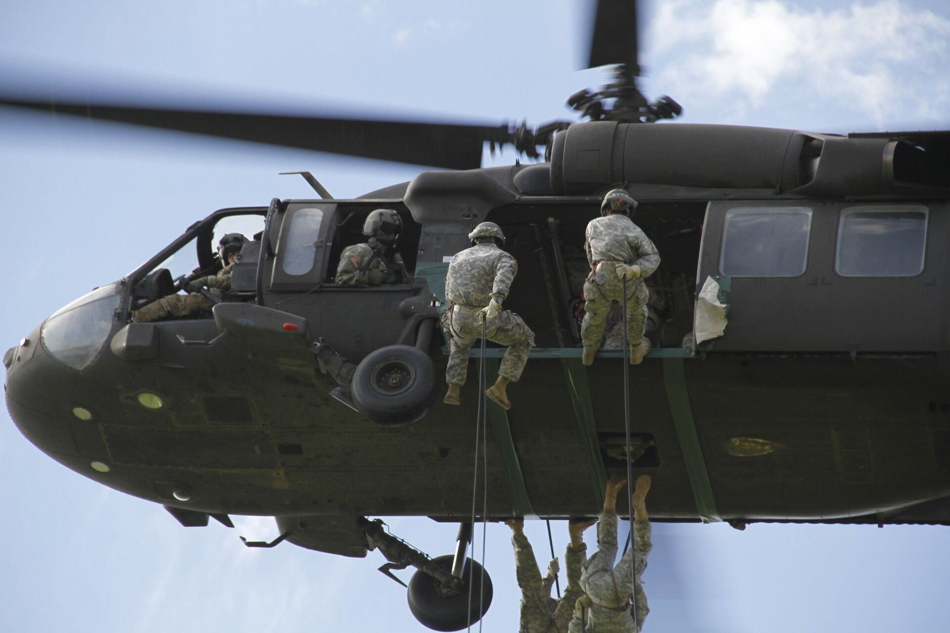 US Army Soldiers conduct rappel training from a UH-60 Black Hawk helicopter at Fort Bliss, Texas, Aug. 23, 2016. - Sputnik International, 1920, 12.11.2021