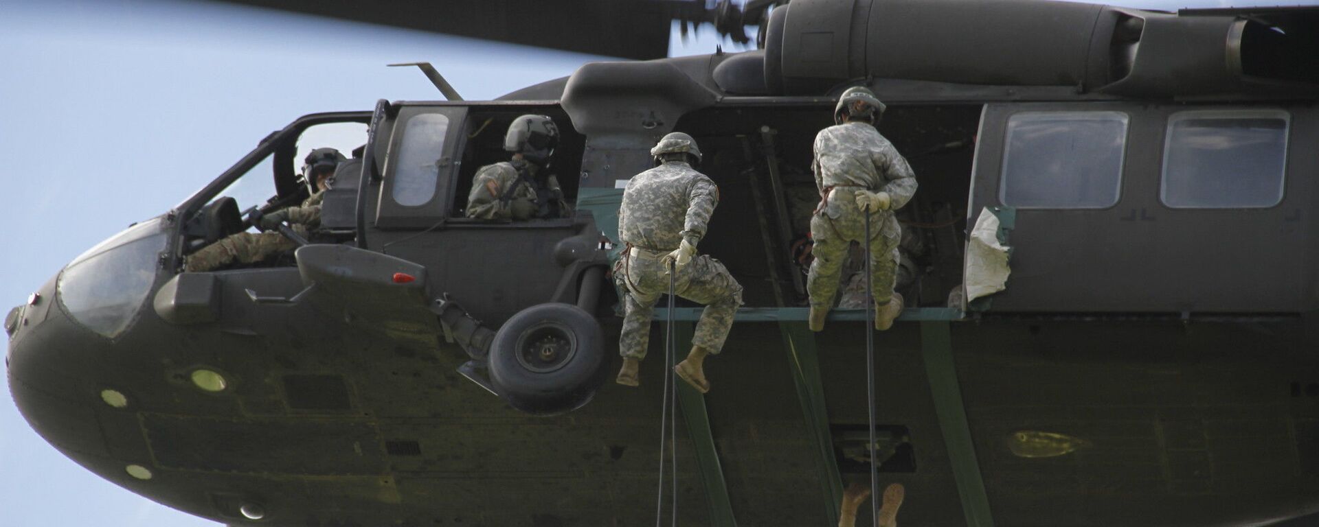 US Army Soldiers conduct rappel training from a UH-60 Black Hawk helicopter at Fort Bliss, Texas, Aug. 23, 2016. - Sputnik International, 1920, 07.01.2026