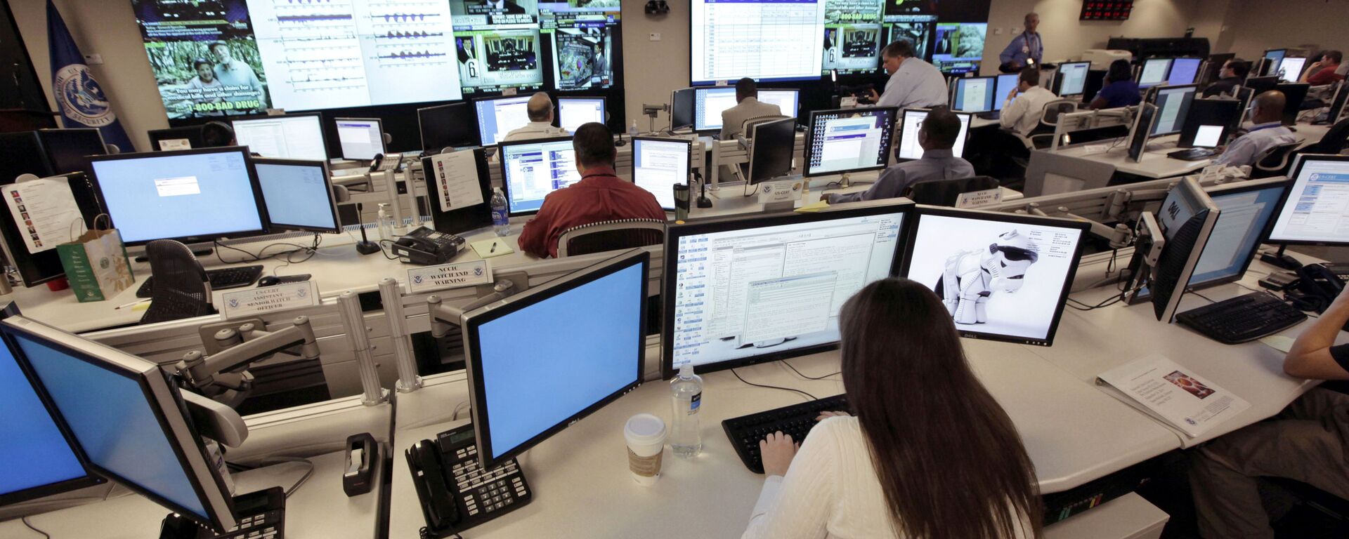 In this Sept. 24, 2010, file photo the National Cybersecurity & Communications Integration Center (NCCIC) prepares for the Cyber Storm III exercise at its operations center in Arlington, Va. - Sputnik International, 1920, 02.01.2021