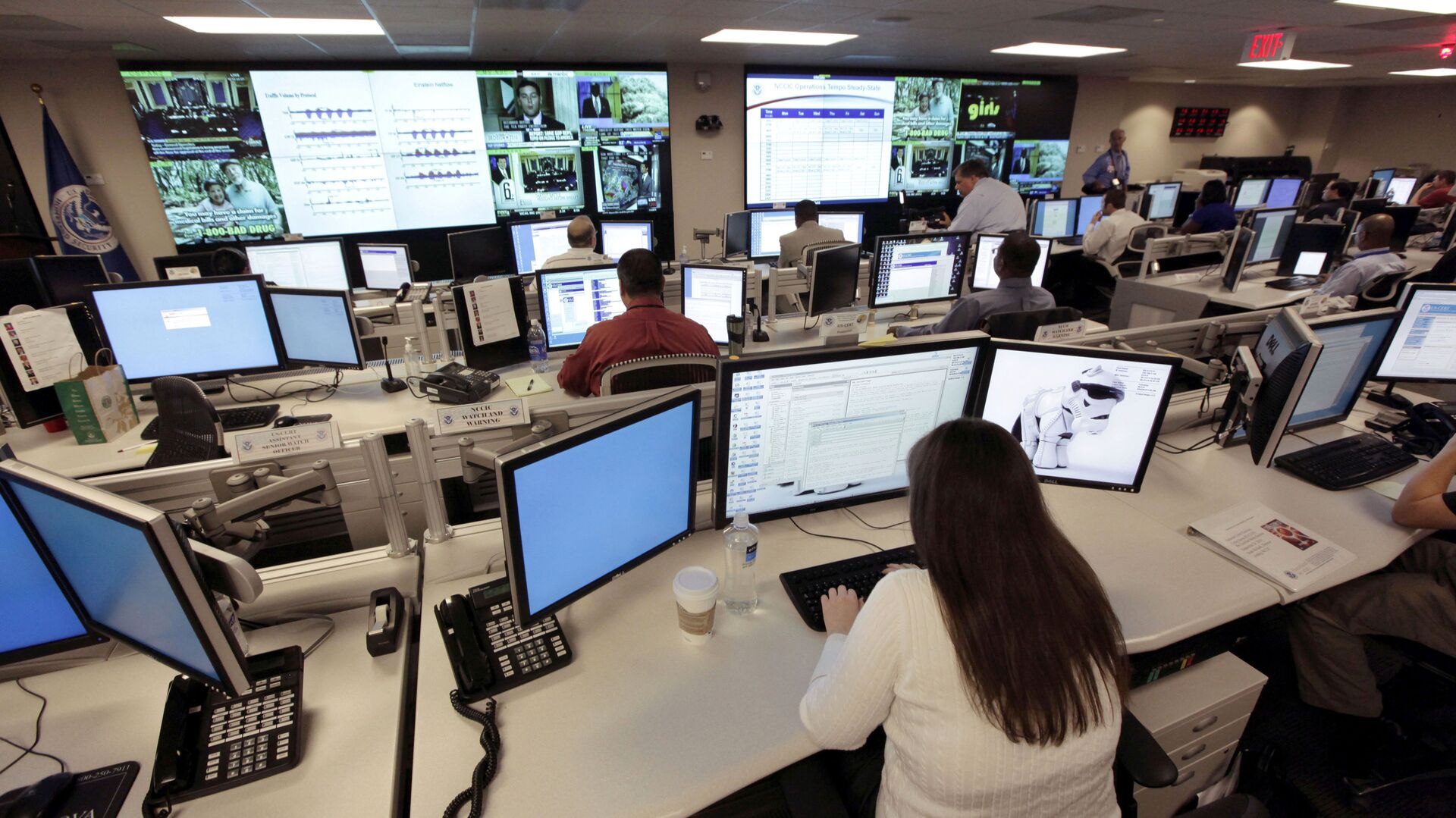 In this Sept. 24, 2010, file photo the National Cybersecurity & Communications Integration Center (NCCIC) prepares for the Cyber Storm III exercise at its operations center in Arlington, Va. - Sputnik International, 1920, 03.06.2021