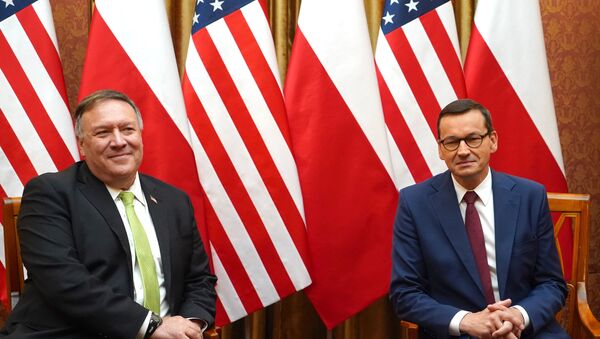 US Secretary of State Mike Pompeo (L) and Polish Prime Minister Mateusz Morawiecki pose for medias prior a meeting at the Chancellery in Warsaw, Poland, on August 15, 2020. - Sputnik International