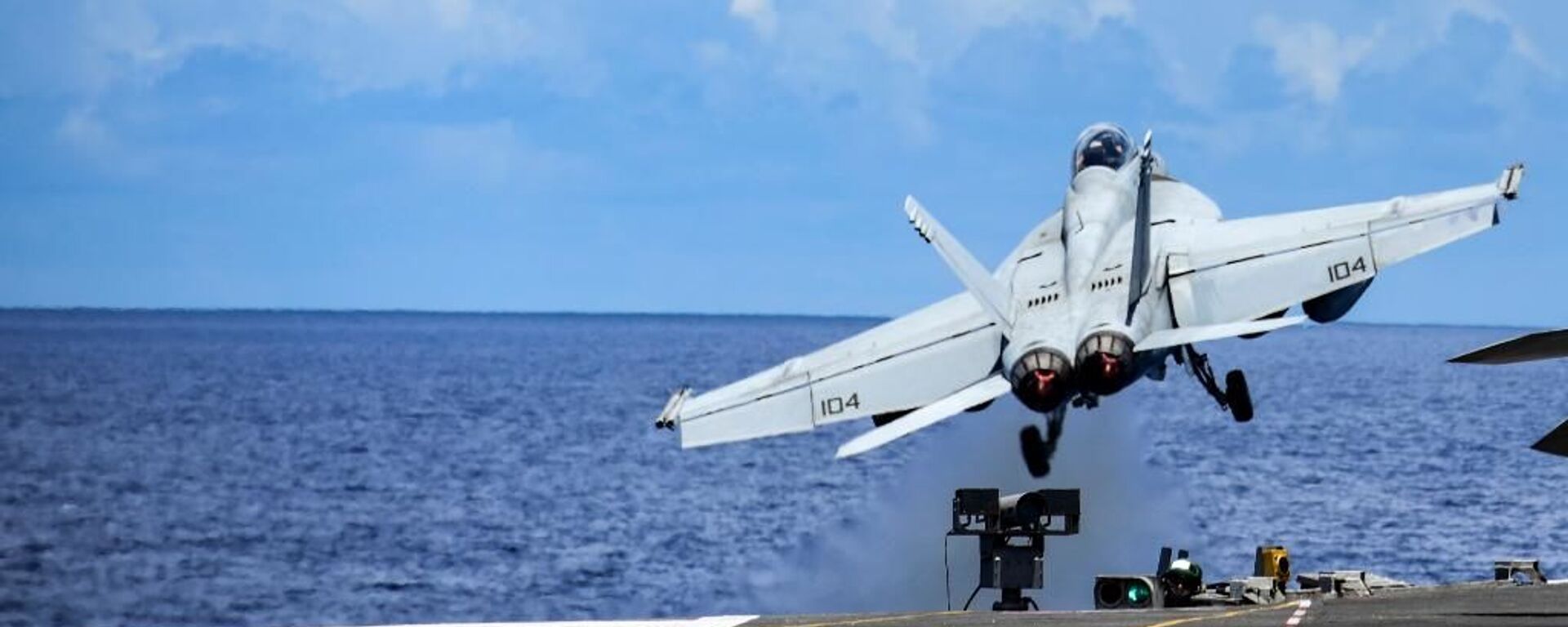 Fighter jet takes off from the USS Ronald Reagan aircraft carrier amid drills in the South China Sea. - Sputnik International, 1920, 29.08.2022