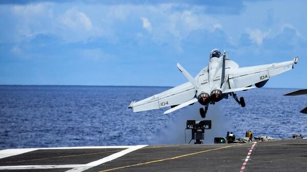 Fighter jet takes off from the USS Ronald Reagan aircraft carrier amid drills in the South China Sea. - Sputnik International
