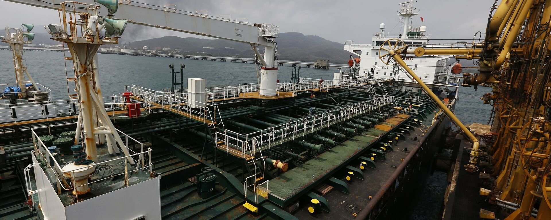 Iranian oil tanker Fortune is anchored at the dock of the El Palito refinery near Puerto Cabello, Venezuela, Monday, May 25, 2020 - Sputnik International, 1920, 04.07.2021
