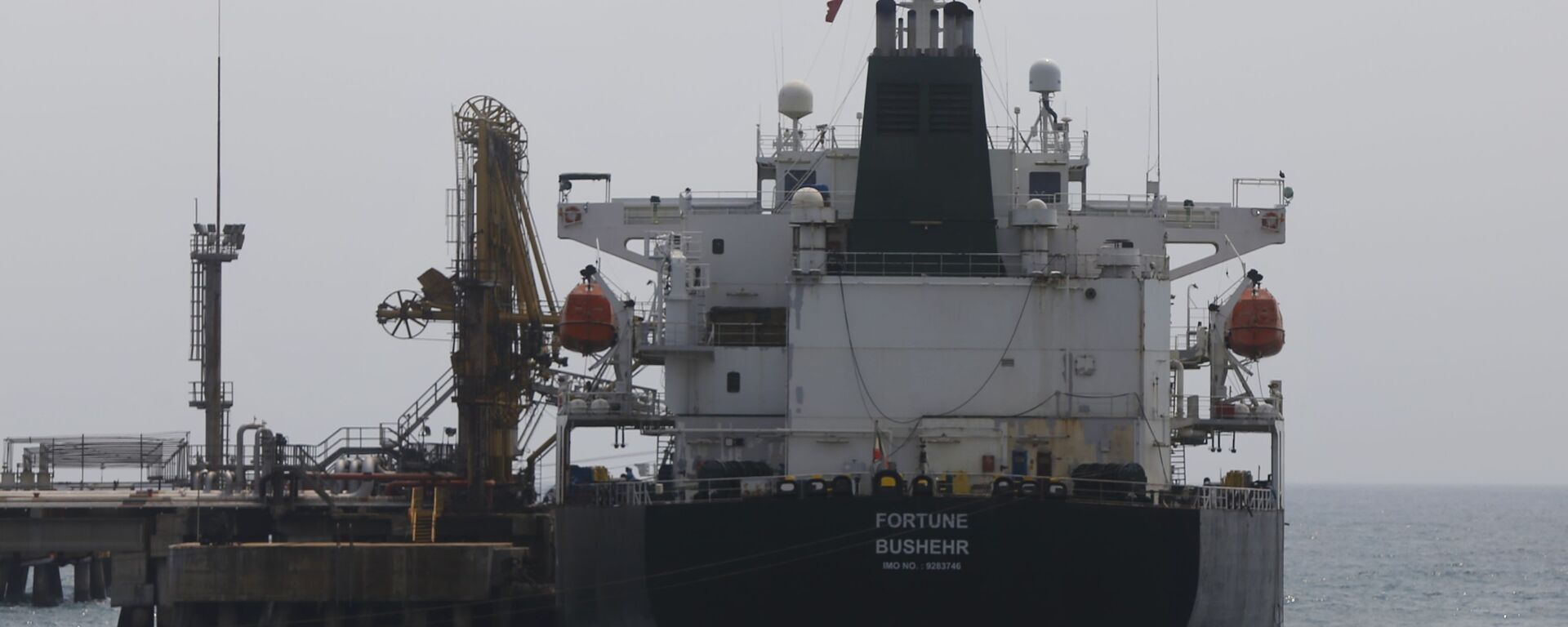 Iranian oil tanker Fortune is anchored at the dock of the El Palito refinery near Puerto Cabello, Venezuela, Monday, May 25, 2020 - Sputnik International, 1920, 25.09.2021