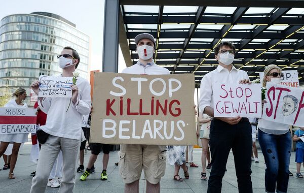 Belarusian Protests: Video Allegedly Showing Protester’s Death in Clashes Emerges Belarusian Protests: Video Allegedly Showing Protester’s Death in Clashes Emerges - Sputnik International