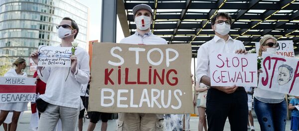 A protester holds a sign reading Stop Killing Belarus during a demonstration on the contested elections in Belarus in Berlin, on August 15, 2020. - Sputnik International