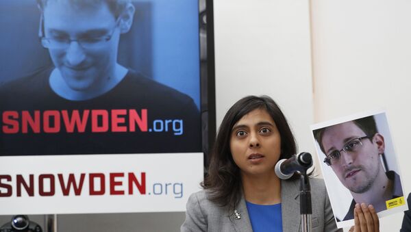 Naureen Shah, director of Amnesty International USA's Security & Human Rights Program, holds up a photo of Edward Snowden during a news conference to call upon President Barack Obama to pardon Snowden before he leaves office, Wednesday, Sept. 14, 2016, in New York. Human and civil rights organizations, including the ACLU, Human Rights Watch and Amnesty International, launched a public campaign to persuade Obama to pardon the former National Security Agency contractor, who leaked classified details in 2013 of the U.S. government's warrantless surveillance program before fleeing to Russia.  - Sputnik International