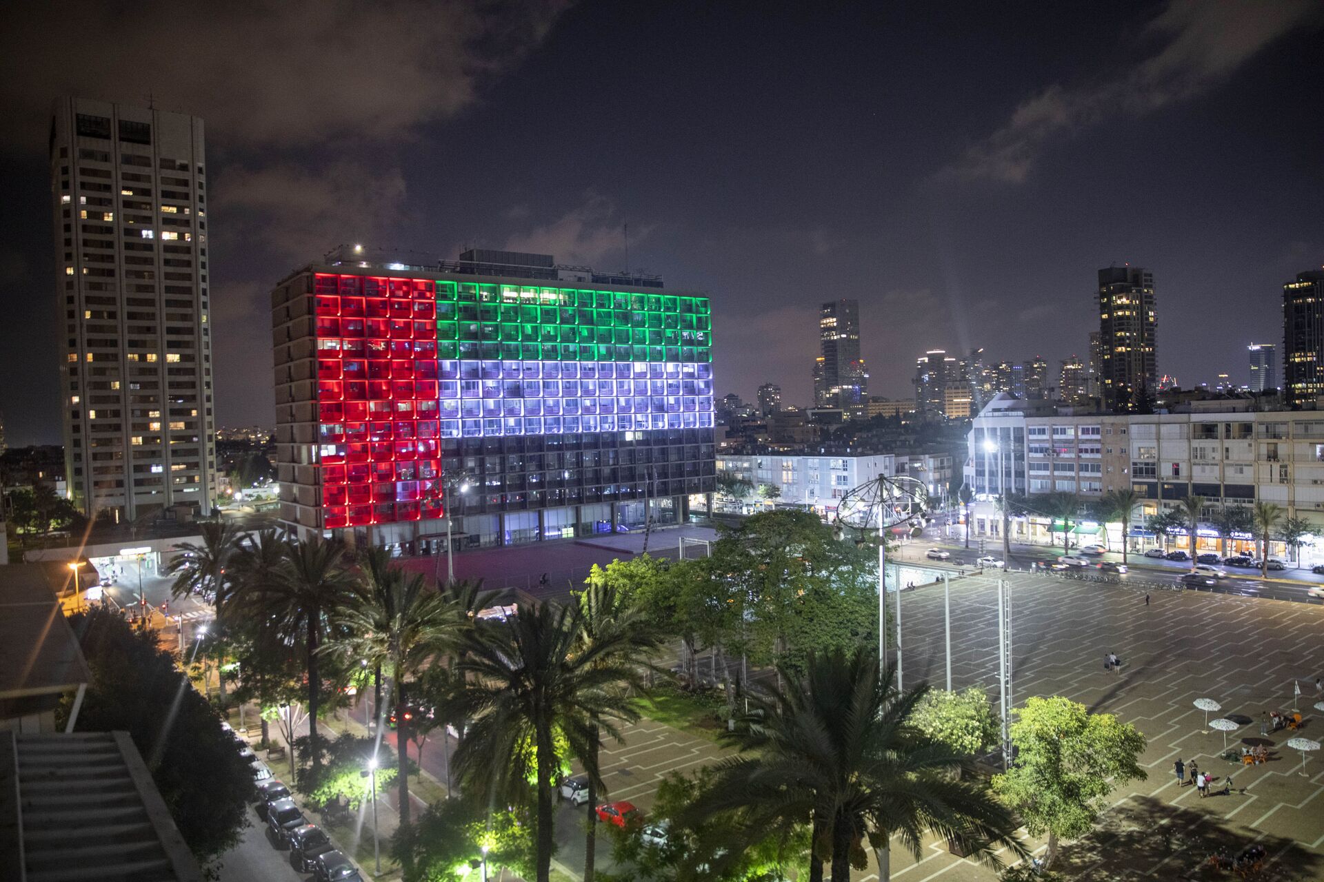 Tel Aviv City Hall is lit up with the flags of the United Arab Emirates and Israel as the countries announced they would be establishing full diplomatic ties, in Tel Aviv, Israel, Thursday, Aug. 13, 2020. In a nationally broadcast statement, Prime Minister Benjamin Netanyahu said the full and official peace with the UAE would lead to cooperation in many spheres between the countries and a wonderful future for citizens of both countries.  - Sputnik International, 1920, 29.12.2021