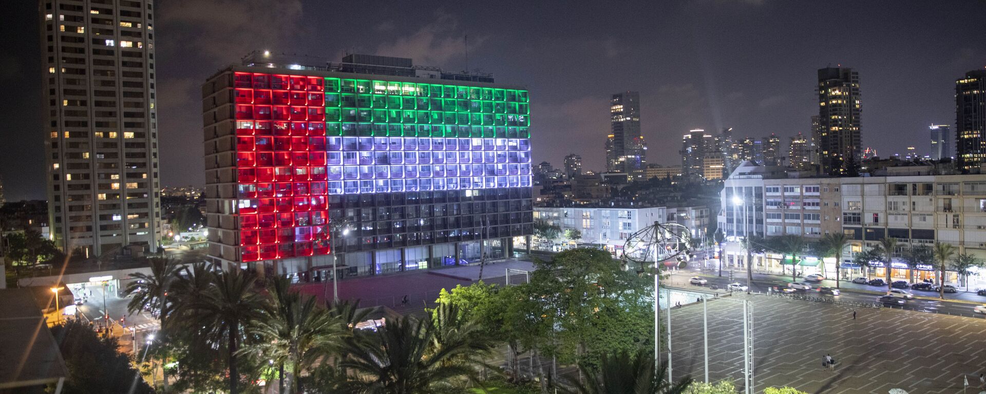 Tel Aviv City Hall is lit up with the flags of the United Arab Emirates and Israel as the countries announced they would be establishing full diplomatic ties, in Tel Aviv, Israel, Thursday, Aug. 13, 2020. In a nationally broadcast statement, Prime Minister Benjamin Netanyahu said the full and official peace with the UAE would lead to cooperation in many spheres between the countries and a wonderful future for citizens of both countries.  - Sputnik International, 1920, 12.02.2021