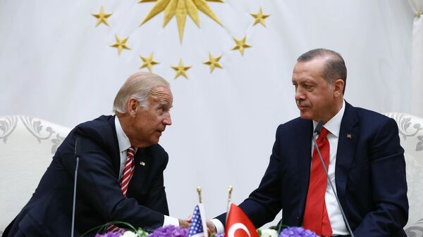 U. S. Vice President Joe Biden, left, and Turkish President Recep Tayyip Erdogan shake hands after a meeting in Ankara, Turkey, Wednesday, Aug. 24, 2016. - Sputnik International