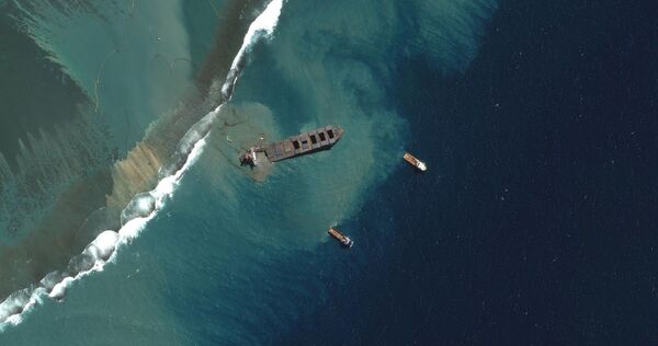 Bulk Carrier That Spilled Oil Off Mauritius Breaks Into Two Parts - Photos - Sputnik International