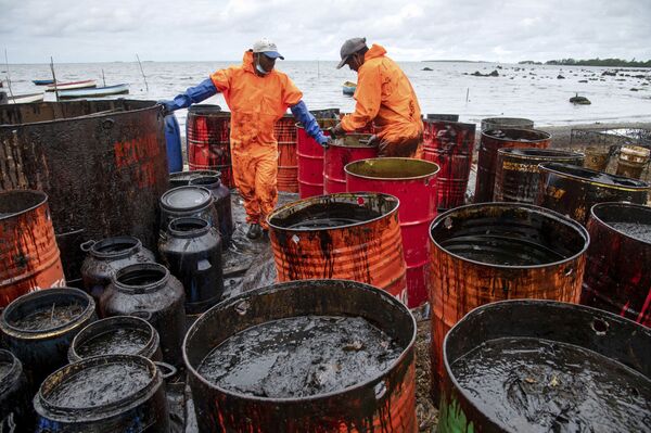 Bulk Carrier That Spilled Oil Off Mauritius Breaks Into Two Parts - Photos - Sputnik International