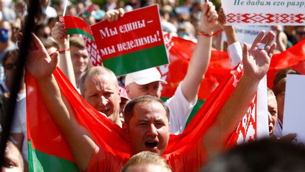 People attend a rally in support of Belarusian President Alexander Lukashenko near the Government House in Independence Square in Minsk, Belarus August 16, 2020. - Sputnik International