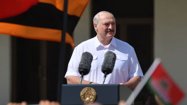 Alexander Lukashenko addresses a rally of supporters in Independece Square in Minsk, Belarus, on Sunday, August 16 - Sputnik International