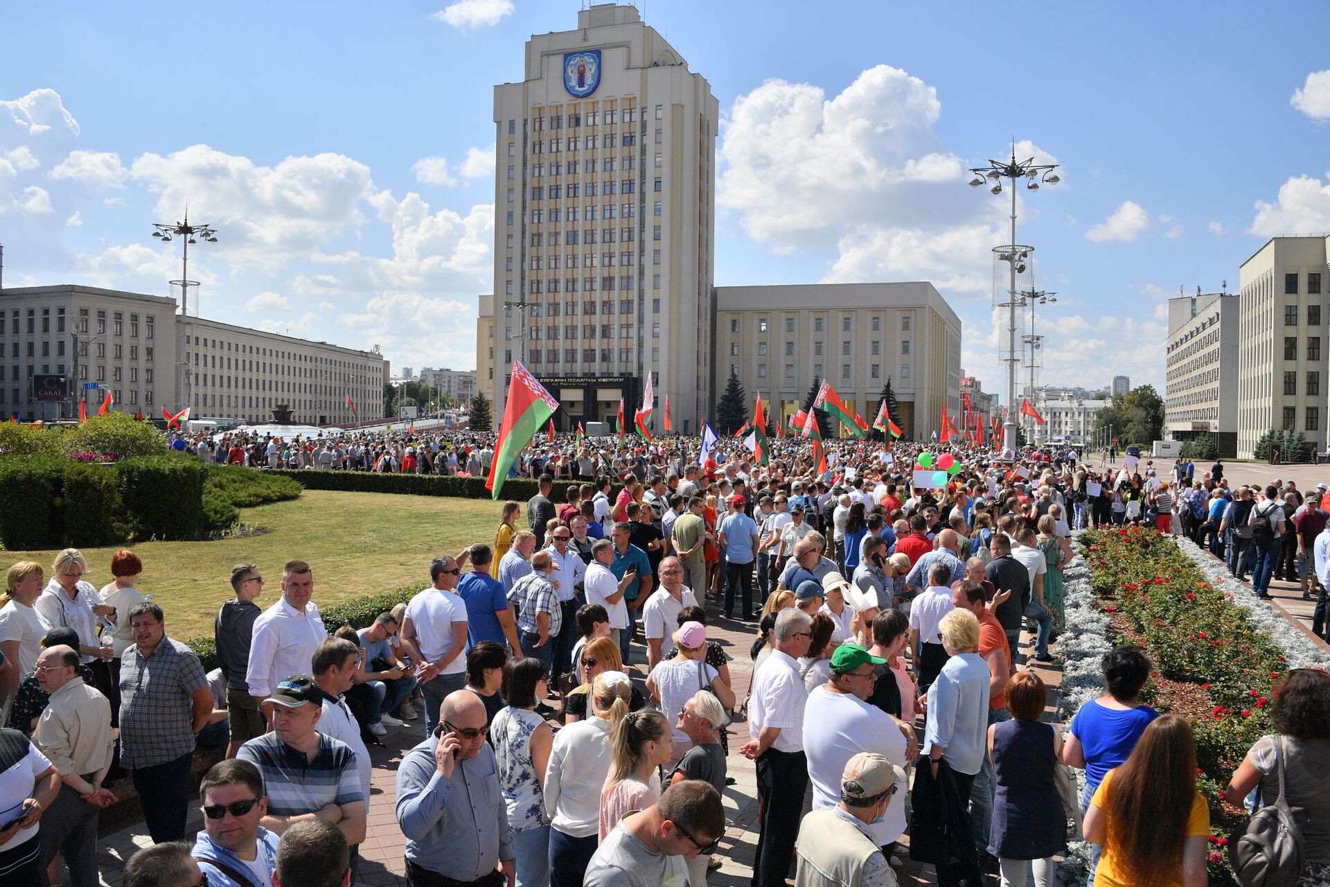 Demonstrators make their way into an area near the parliament buildings in Minsk to hear a speech by Belarusian President Alexander Lukashenko. Sunday, August 16, 2020. - Sputnik International, 1920, 27.12.2021