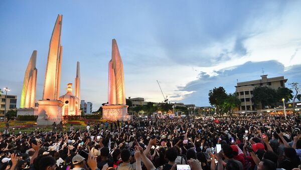 Anti-government protesters take part in a rally by the Democracy Monument in Bangkok on August 16, 2020. - Protesters gathered for a rally in Bangkok on August 16 against the government as tensions rose in the kingdom after the arrest of three activists leading the pro-democracy movement - Sputnik International