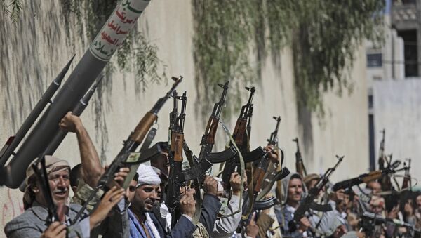 Tribesmen loyal to Houthi rebel raise their weapons during a gathering aimed at mobilizing more fighters for the Houthi movement, in Sanaa, Yemen. File photo. - Sputnik International