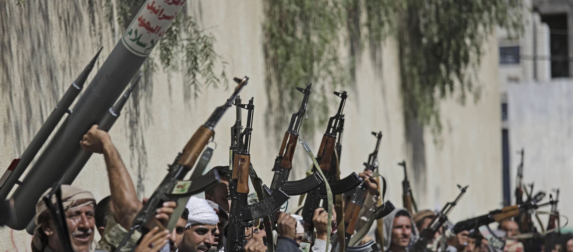 Tribesmen loyal to Houthi rebel raise their weapons during a gathering aimed at mobilizing more fighters for the Houthi movement, in Sanaa, Yemen. File photo. - Sputnik International, 1920, 03.06.2021