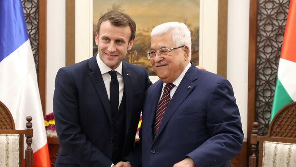 French President Emmanuel Macron (L) shakes hands with Palestinian President Mahmoud Abbas at his headquarters in the West Bank city of Ramallah, on January 22, 2020.  - Sputnik International