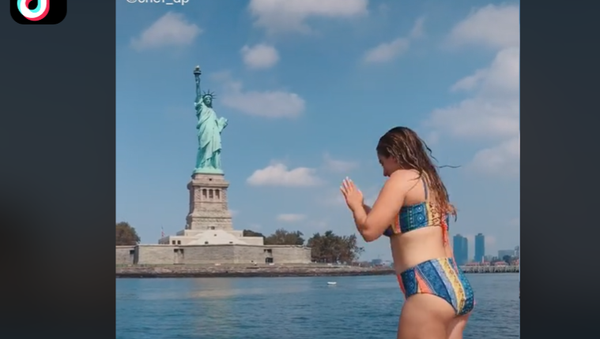 Screenshot of the TikTok video of Donna P diving into Hudson River - Sputnik International