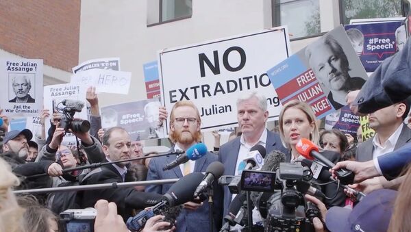 Press scrum with WikiLeaks team outside Westminster Mags - Sputnik International