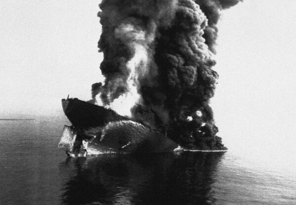 Smoke rises from the sinking Cypriot-registered oil tanker Haven after a huge explosion rocked the tanker on 13 April 1991. - Sputnik International