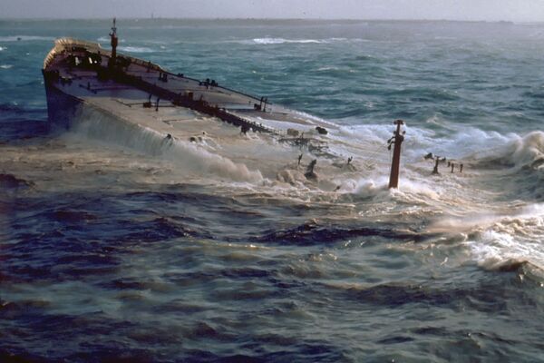 The supertanker Amoco Cadiz is seen submerging after it ran aground on 16 March 1978 on Portsall Rocks, 5 km from the coast of Brittany, France. - Sputnik International