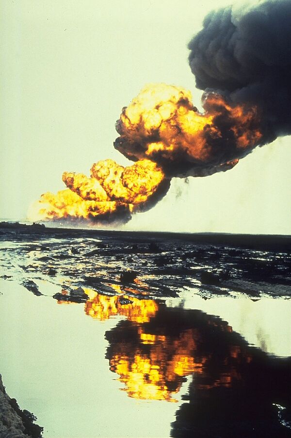Bergan oil field fire that occurred in 1991 in Kuwait during the Gulf War. - Sputnik International