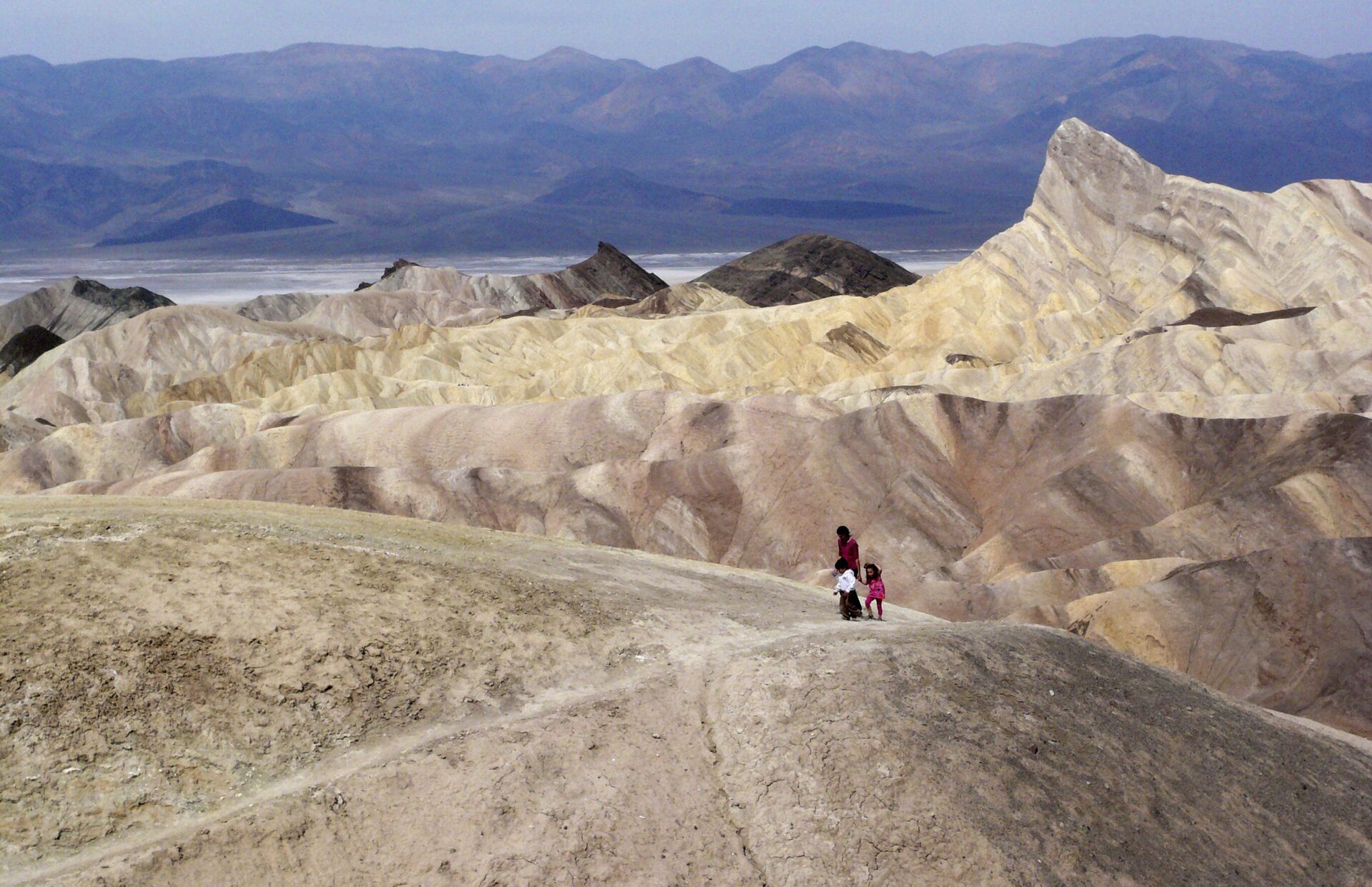 In this April 11, 2010, file photo, tourists walk along a ridge at Death Valley National Park, Calif. - Sputnik International, 1920, 22.01.2022
