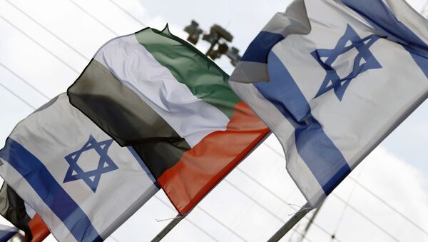 Israeli and United Arab Emirates flags line a road in the Israeli coastal city of Netanya, on August 16, 2020. - Sputnik International