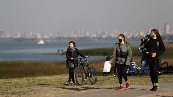 People enjoy the day at the shore of the Rio de la Plata river, amid the coronavirus disease (COVID-19), in Buenos Aires, Argentina August 12, 2020. - Sputnik International