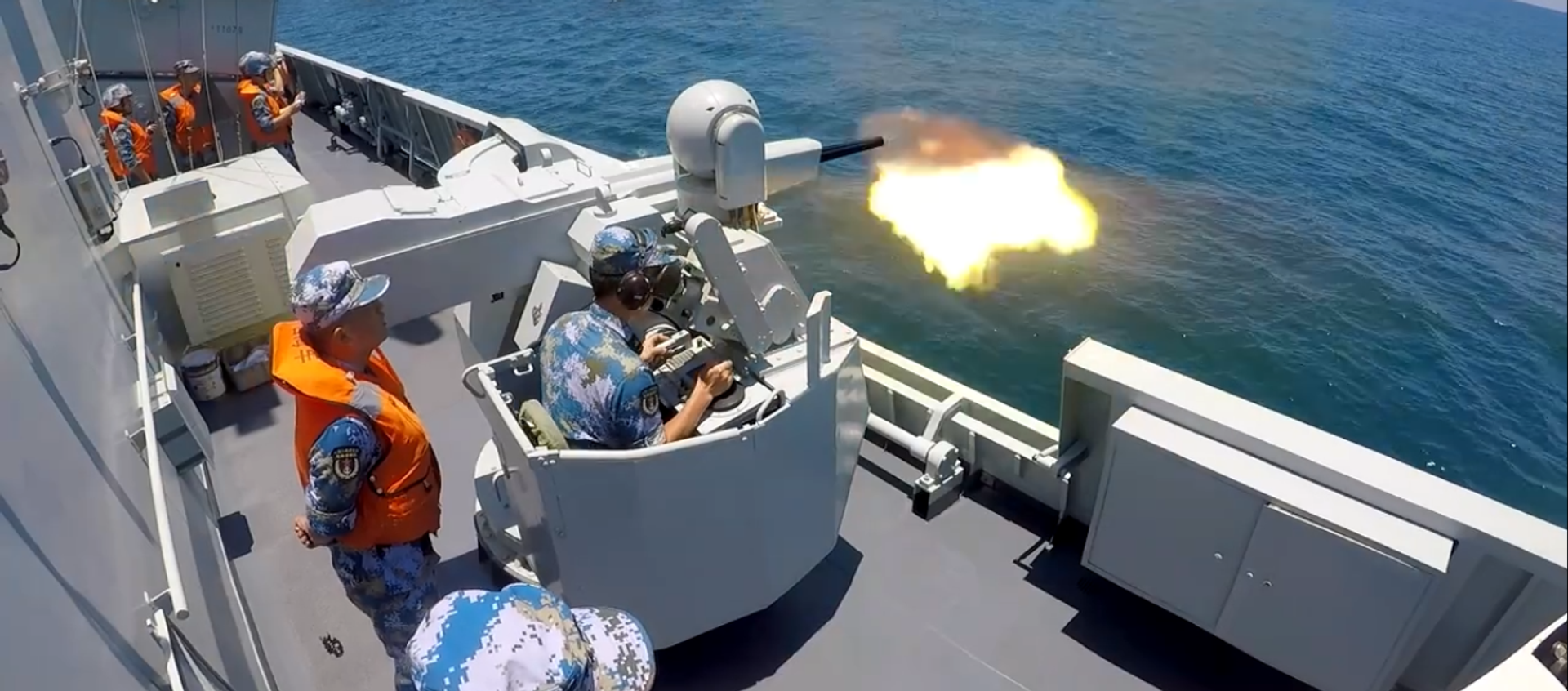 The Chinese corvette Huizhou fires one of its 30-millimeter cannons during live-fire drills in the South China Sea on August 15, 2020 - Sputnik International, 1920, 24.02.2021